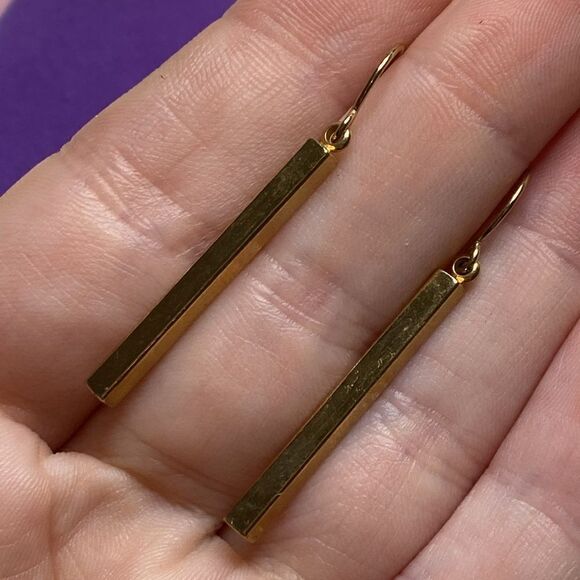 💛 Classic Gold Plated Rectangular Bar Drop Earrings - Picture 3 of 4